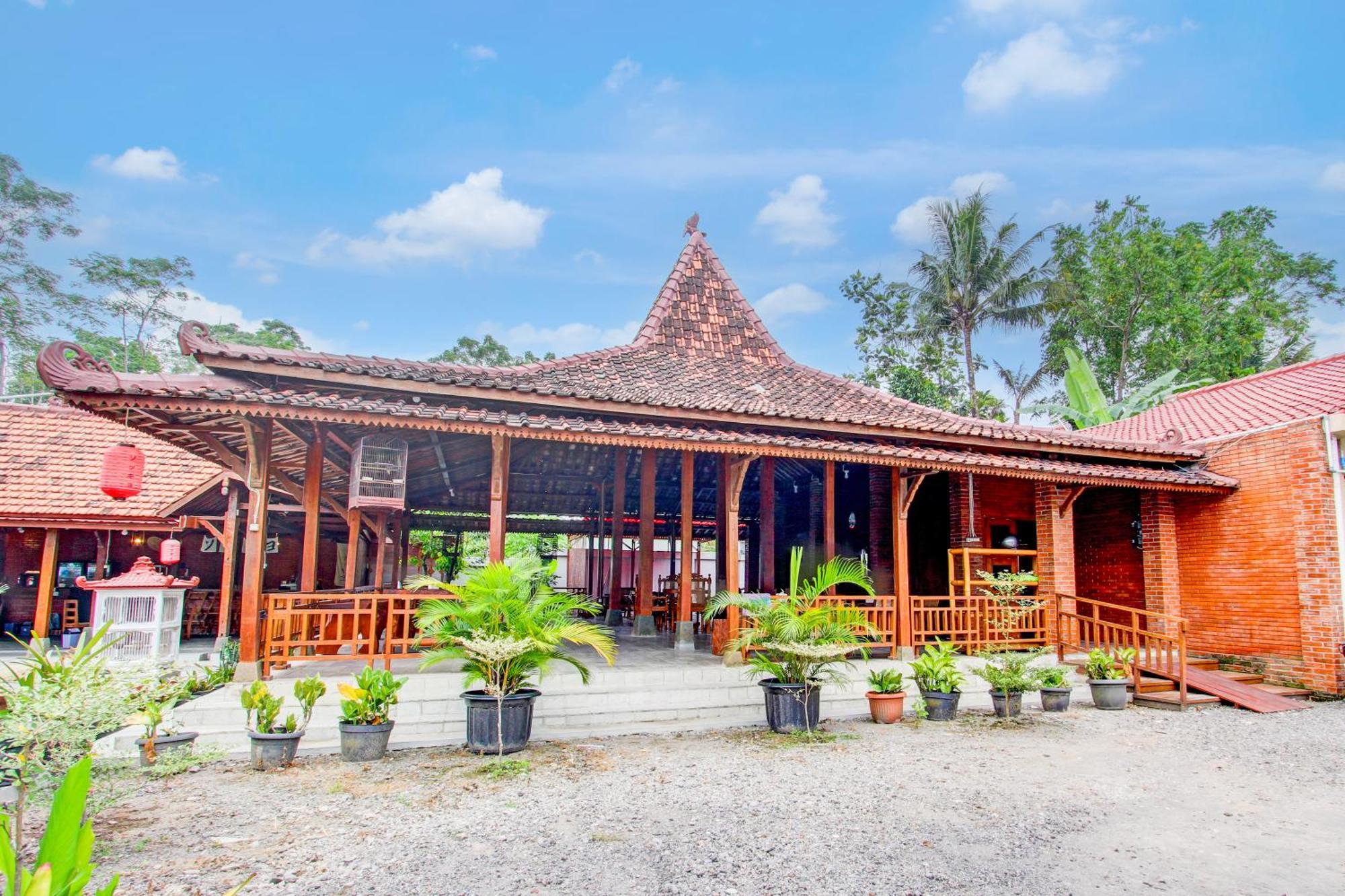 Capital O 93873 Sokkyo Homestay Sleman  Exterior photo